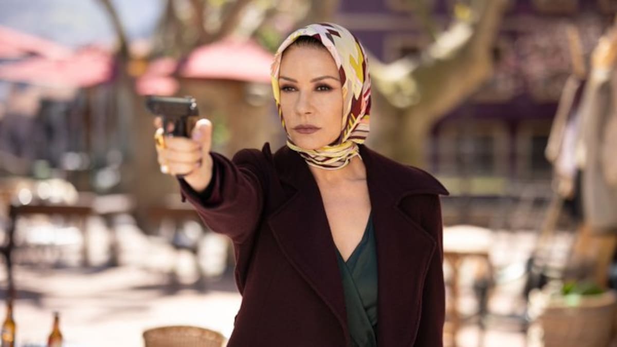 El carisma innegable de Catherine Zeta-Jones lleva la entretenida pero irregular comedia criminal de intriga Kill Jackie.