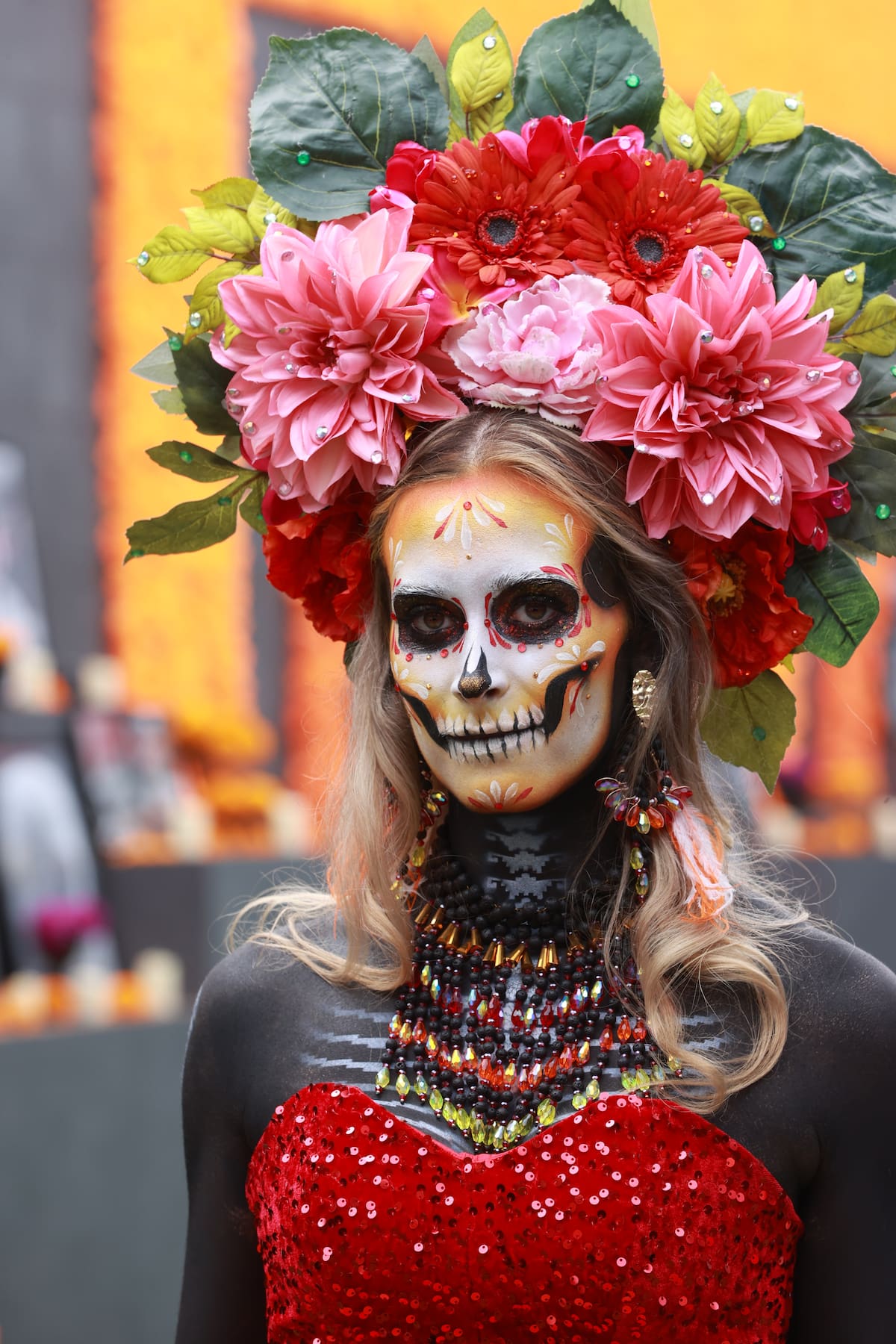 Una catrina posa este viernes, previo a la práctica libre del Gran Premio de Fórmula Uno en el Autódromo Hermanos Rodríguez en la Ciudad de México (México). EFE/ Mario Guzmán