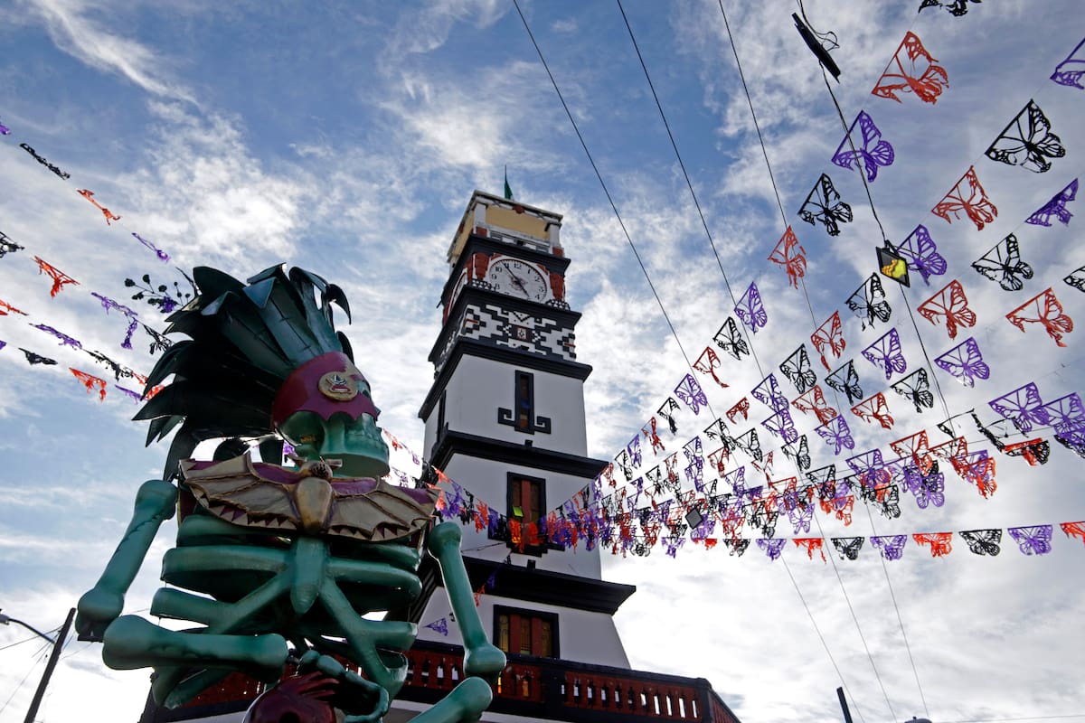 Fotografía del 25 de octubre de 2026 donde se observa una catrina monumental en el festival cultural y artístico 'El Valle de Catrinas 2026' en Atlixco (México). 'El Valle de Catrinas 2026', compuesto por 19 catrinas monumentales de hasta 10 metros de altura exhibidas en las calles, plazas y parques, en su sexta edición está dedicado a los dioses prehispánicos. EFE/ Hilda Ríos