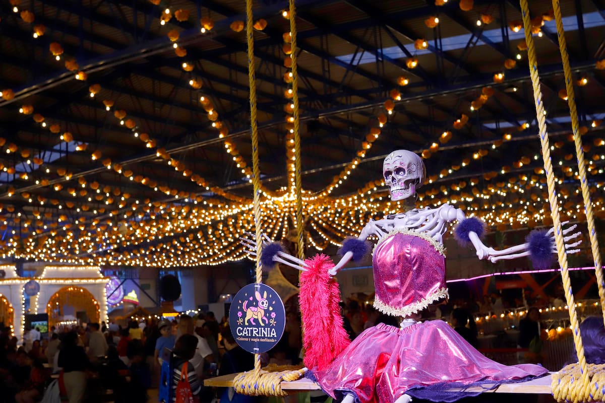 Fotografía del 25 de octubre de 2026 donde se observa una catrina monumental en el festival cultural y artístico 'El Valle de Catrinas 2026' en Atlixco (México). 'El Valle de Catrinas 2026', compuesto por 19 catrinas monumentales de hasta 10 metros de altura exhibidas en las calles, plazas y parques, en su sexta edición está dedicado a los dioses prehispánicos. EFE/ Hilda Ríos