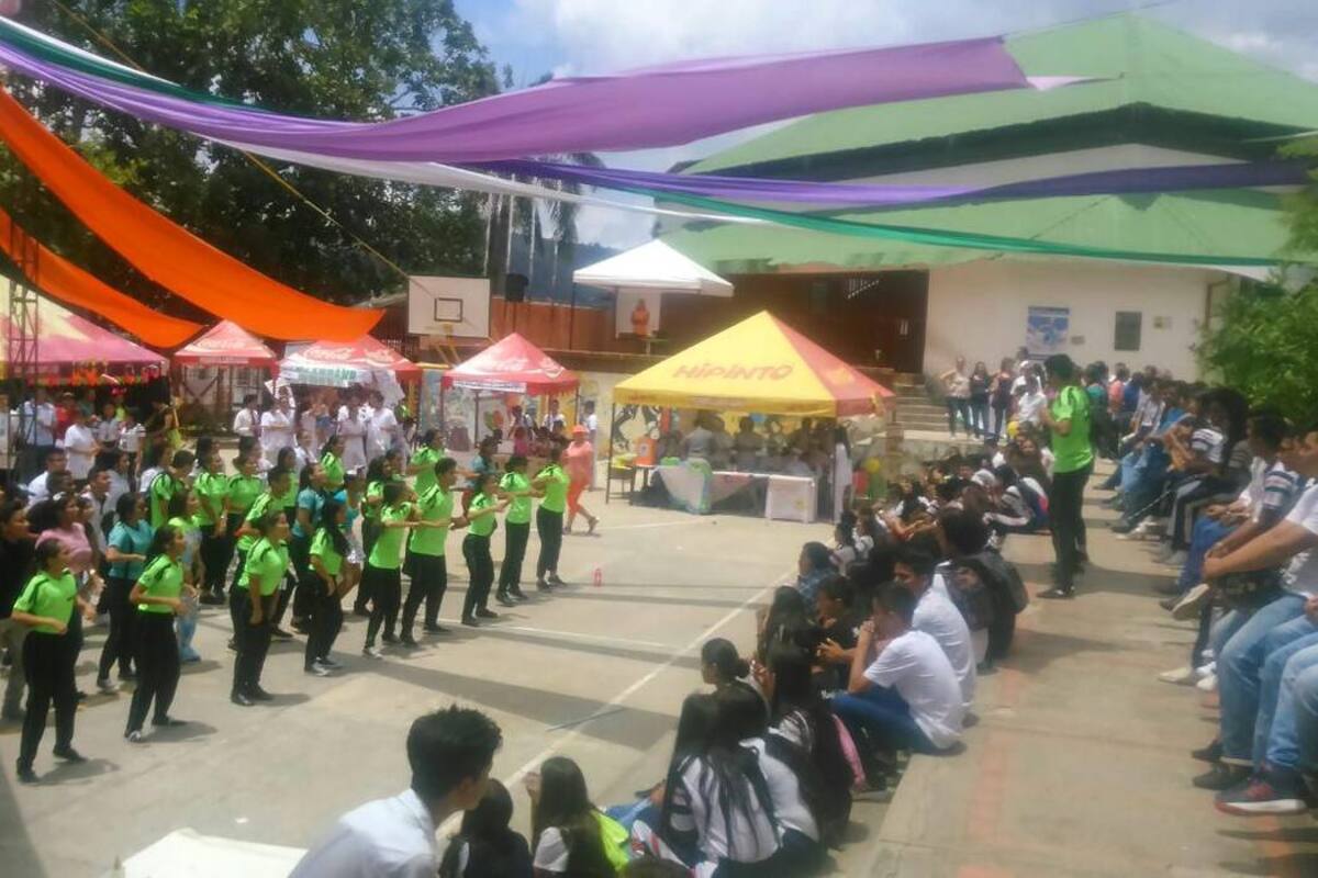En medio del evento, que se realizó el fin de semana anterior, hubo juegos y rumbaterapia, para impulsar mejores hábitos de vida y de aprovechamiento de los espacios escolares. (Foto: Suministrada / VANGUARDIA LIBERAL)