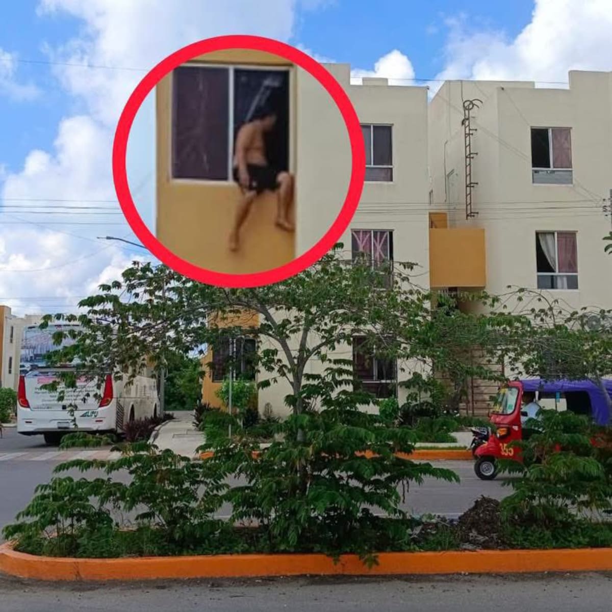 El hombre, cuya identidad se desconoce, permaneció colgado de una ventana durante varios segundos antes de perder el equilibrio y caer al suelo.