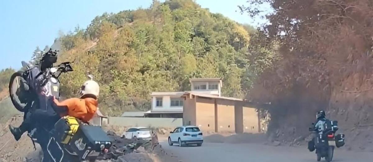 Una impactante escena captada por la cámara de seguridad de un vehículo se ha vuelto viral en las redes sociales tras mostrar el momento en que una mujer sufrió una aparatosa caída en una carretera de montaña en el suroeste de China.