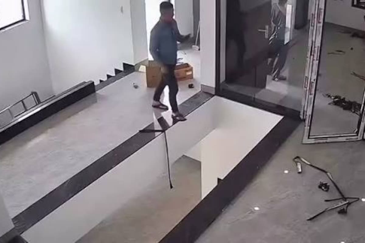 El accidente ocurrió cuando el hombre, distraído con su teléfono, no habría advertido el hueco ubicado en el piso.
