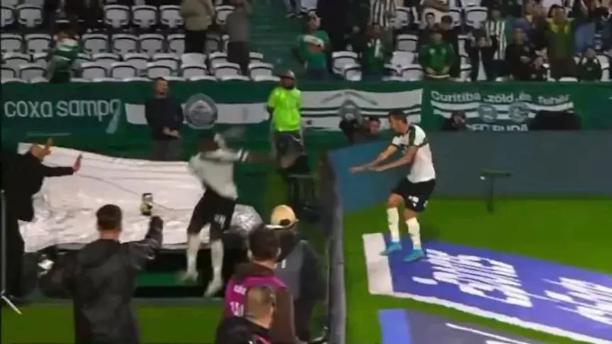 ¡Insólito! Futbolista brasileño se cae al túnel de vestuarios en su festejo y el VAR le anula el gol.
