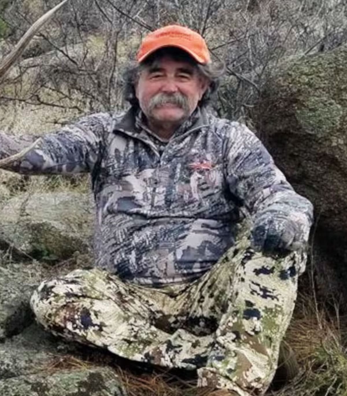 Ernie Dosio pasó su vida cazando elefantes y leones en África, pero su última expedición en Gabón tuvo un final inesperado. Cinco elefantas, en un acto de protección absoluta hacia su cría, lo embistieron hasta causarle la muerte.