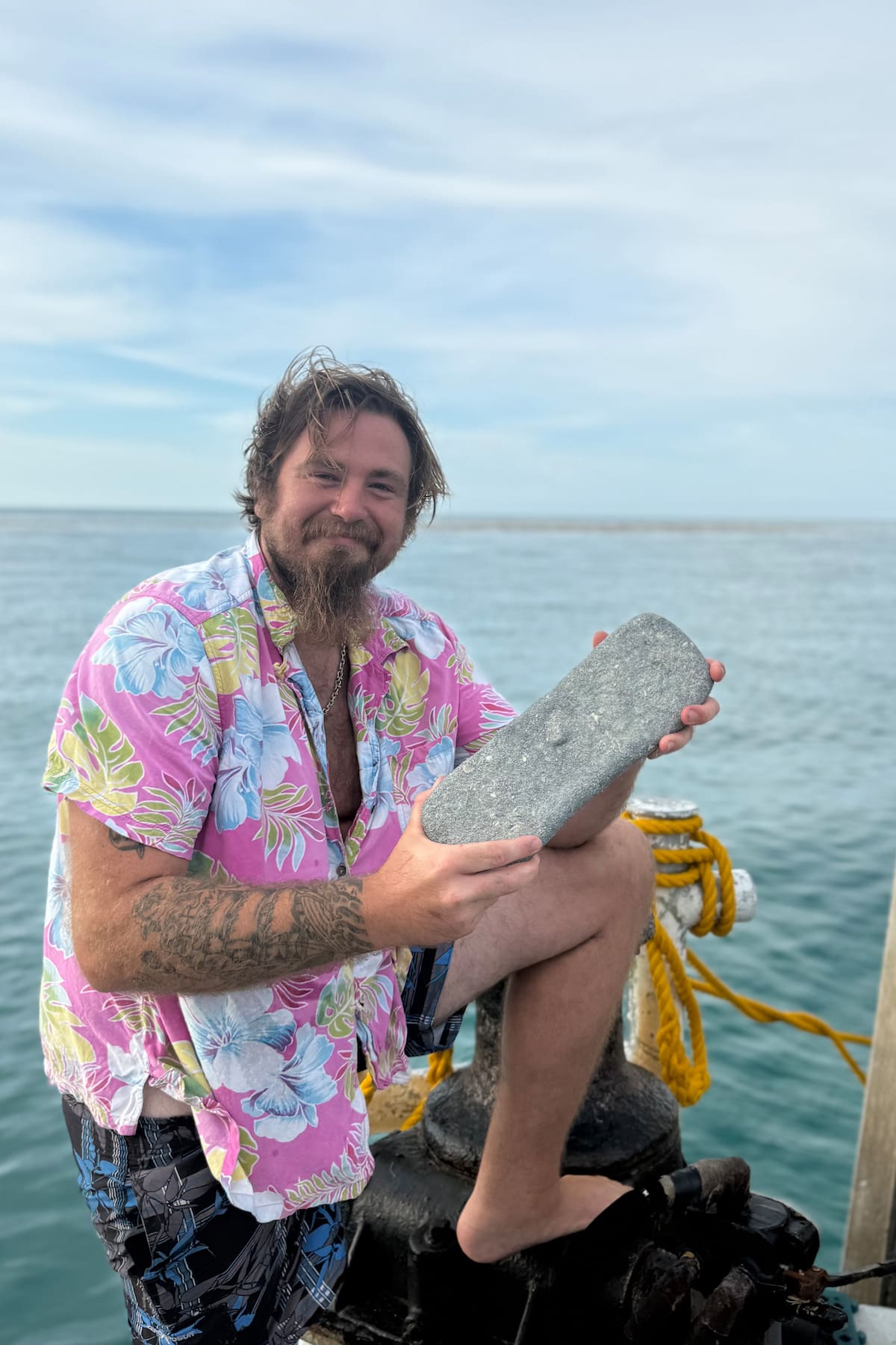 Fotografía cedida por la organización Mel Fishers Shipwreck Expeditions donde aparecen el capitán Drake Fisher exhibiendo una barra de plata de 22,5 libras (10,20 kgs) recuperada en el lugar del naufragio del galeón español Nuestra Señora de Atocha en 1622 frente a las costas de Cayo Hueso (Key West) en Florida (EE.UU.). EFE/ Mel Fishers Shipwreck Expeditions /SOLO USO EDITORIAL/ NO VENTAS/ SOLO DISPONIBLE PARA ILUSTRAR LA NOTICIA QUE ACOMPAÑA (CRÉDITO OBLIGATORIO)