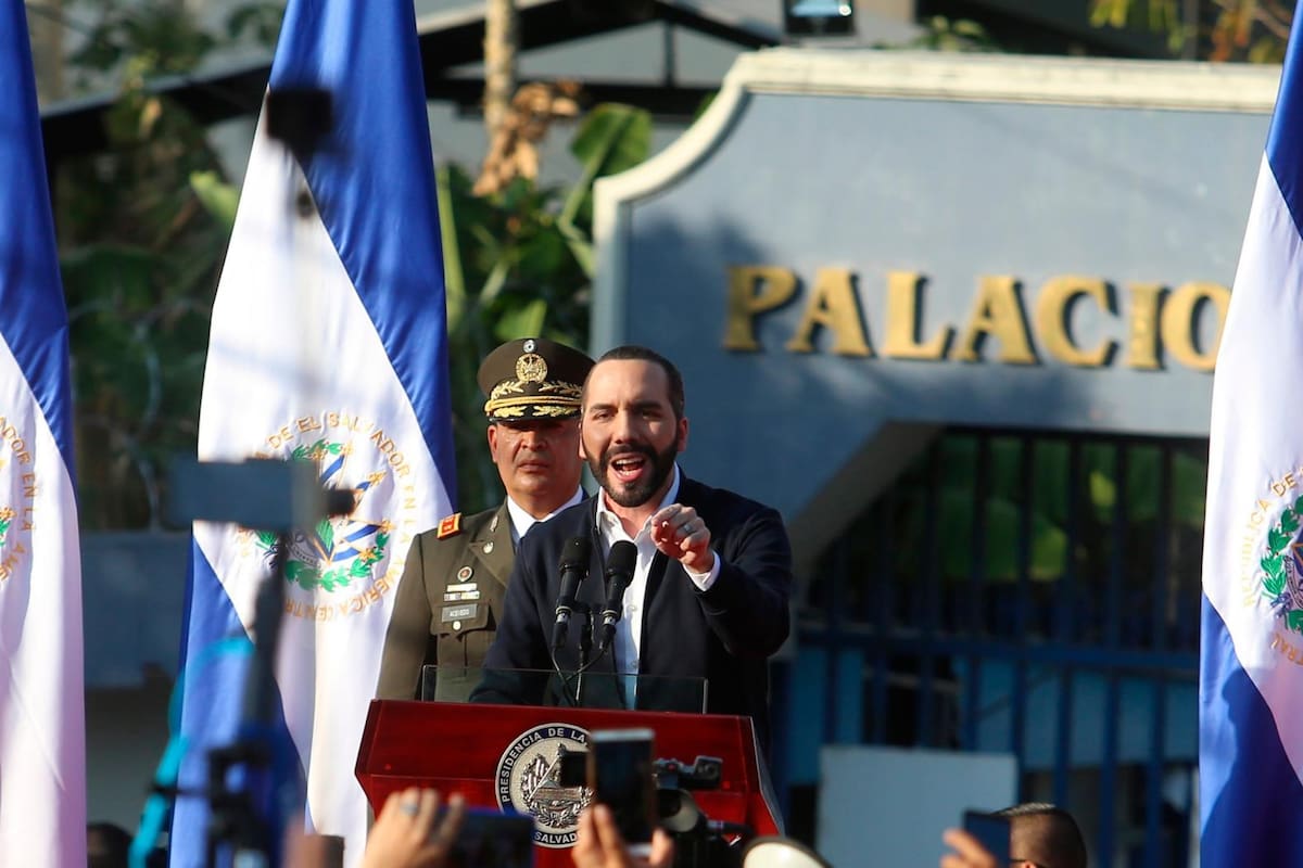 El presidente salvadoreño, Nayib Bukele irrumpió el pasado domingo con militares en el Parlamento de su país, causando una crisis institucional.