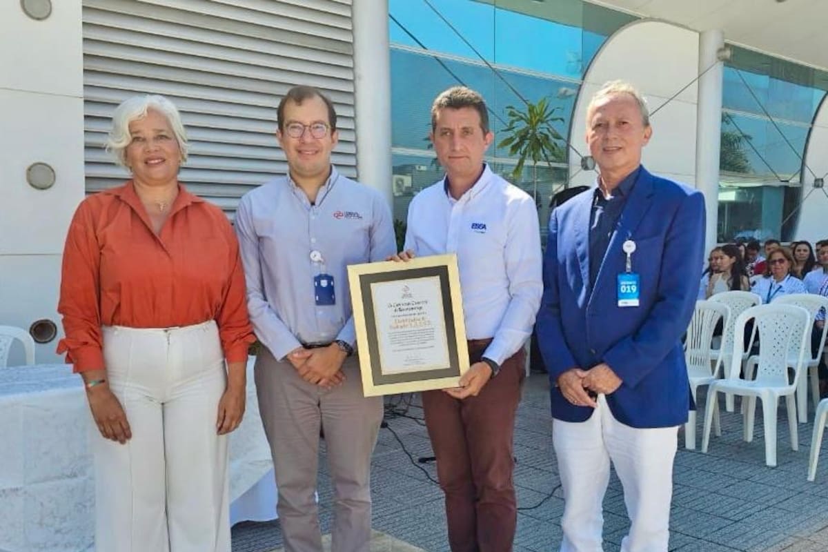 Claudia Lozano, miembro de la Junta directiva de Cámara de Comercio de Bucaramanga; Juan Carlos Rincón Liévano; presidente ejecutivo de Cámara de Comercio; Guillermo León Valencia Agudelo, gerente General de ESSA; y Aresio Lineros Rodríguez, miembro de Junta Directiva de Cámara de Comercio de Bucaramanga. Suministrada / VANGUARDIA