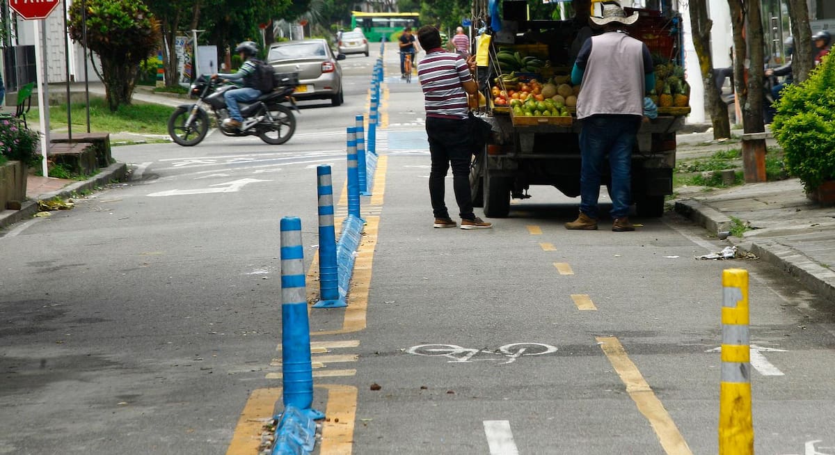 Esta imagen se captó en la ciclorruta Parque Los Niños-UIS. Como se observa, el parqueo indebido del automotor obstruye el desplazamiento de los ciclistas en su carril. (Archivo / VANGUARDIA)