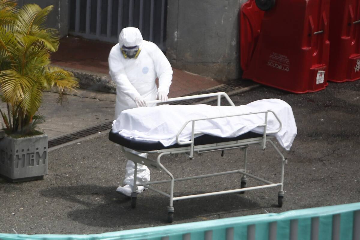 Medellín, la ciudad colombiana que hace un año fue modelo en el manejo de la covid-19, vive días dramáticos por el incremento de contagios y de muertes, situación que pone a los médicos en la penosa tarea de escoger a quién asignan cada cama libre en los hospitales. Luis Eduardo Noriega A. / EFE