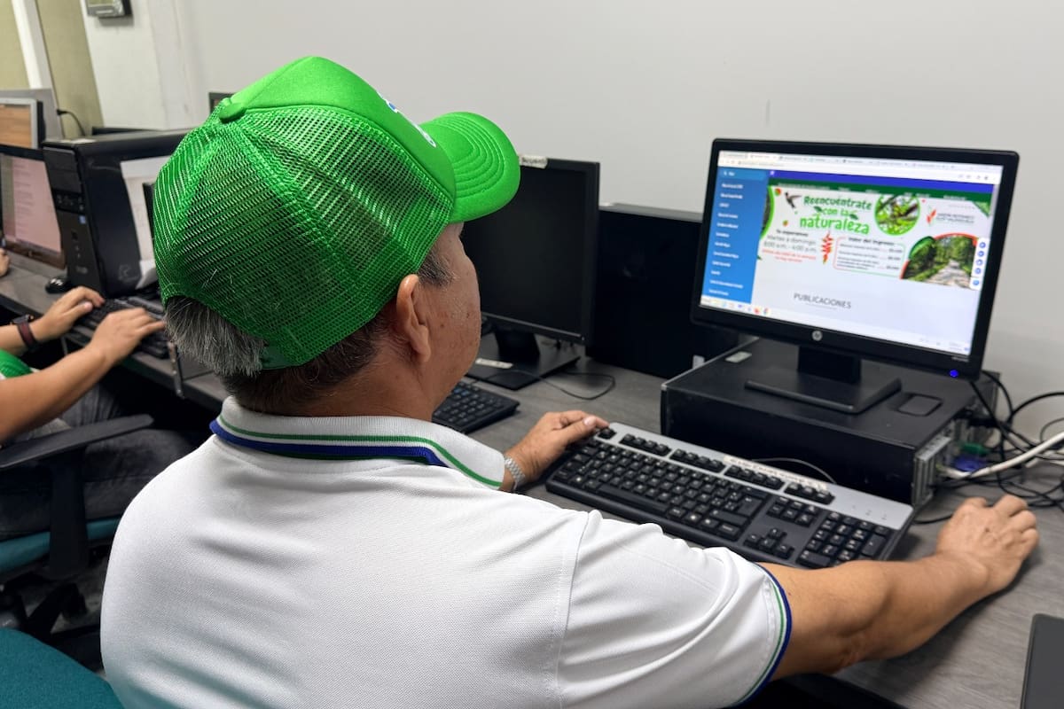 Un funcionario de la CDMB consulta el portal web de la corporación, uno de los canales evaluados en el Índice de Gobierno Digital del MinTIC. Foto: Suministrada.