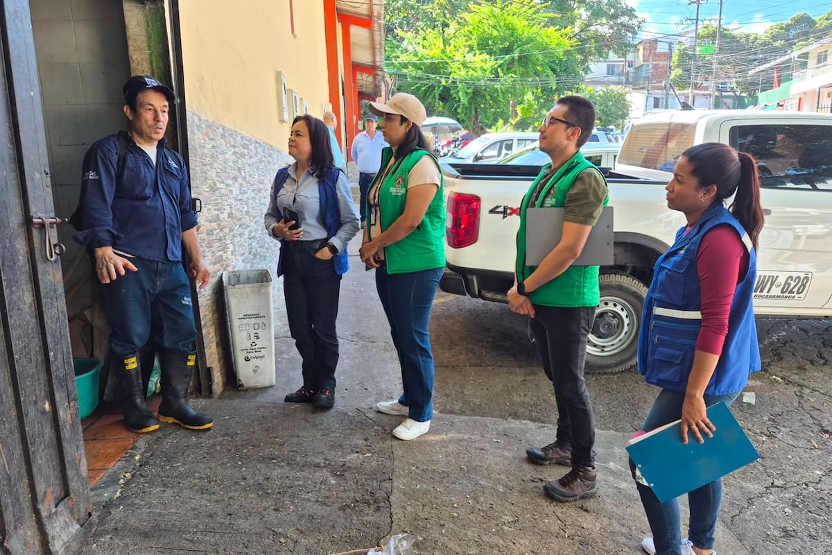 Autoridades de la CDMB y la Alcaldía de Floridablanca durante la visita de seguimiento a las plazas de mercado del municipio. / FOTO: SUMINISTRADA / VANGUARDIA