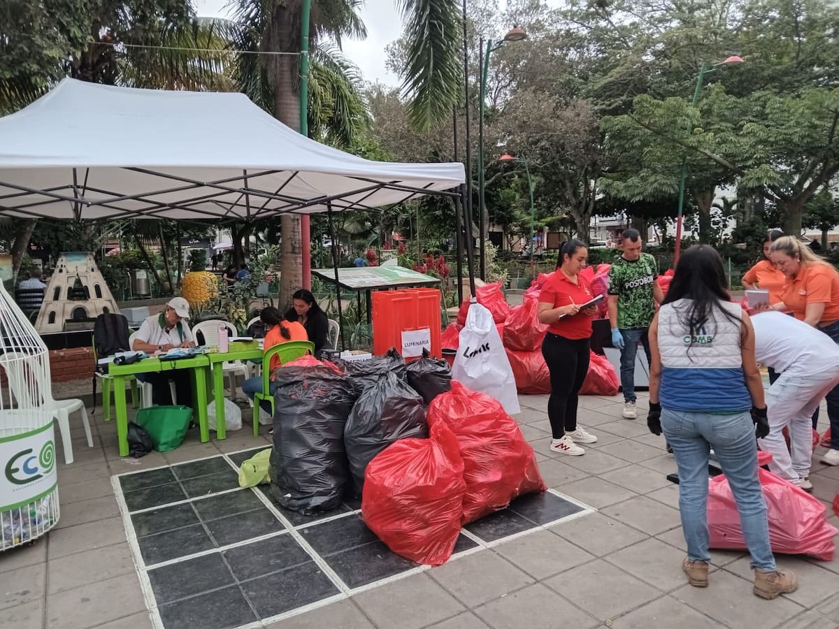 Las llantas usadas fueron el residuo con mayor volumen de recolección y superaron los registros de jornadas anteriores. / Foto: CDMB
