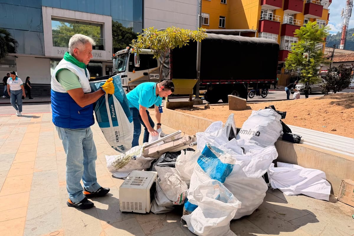 Durante dos días, la comunidad de los 13 municipios de la jurisdicción de la CDMB entregó llantas, electrodomésticos, bombillas y medicamentos en la vigésima tercera jornada posconsumo. / Foto: CDMB
