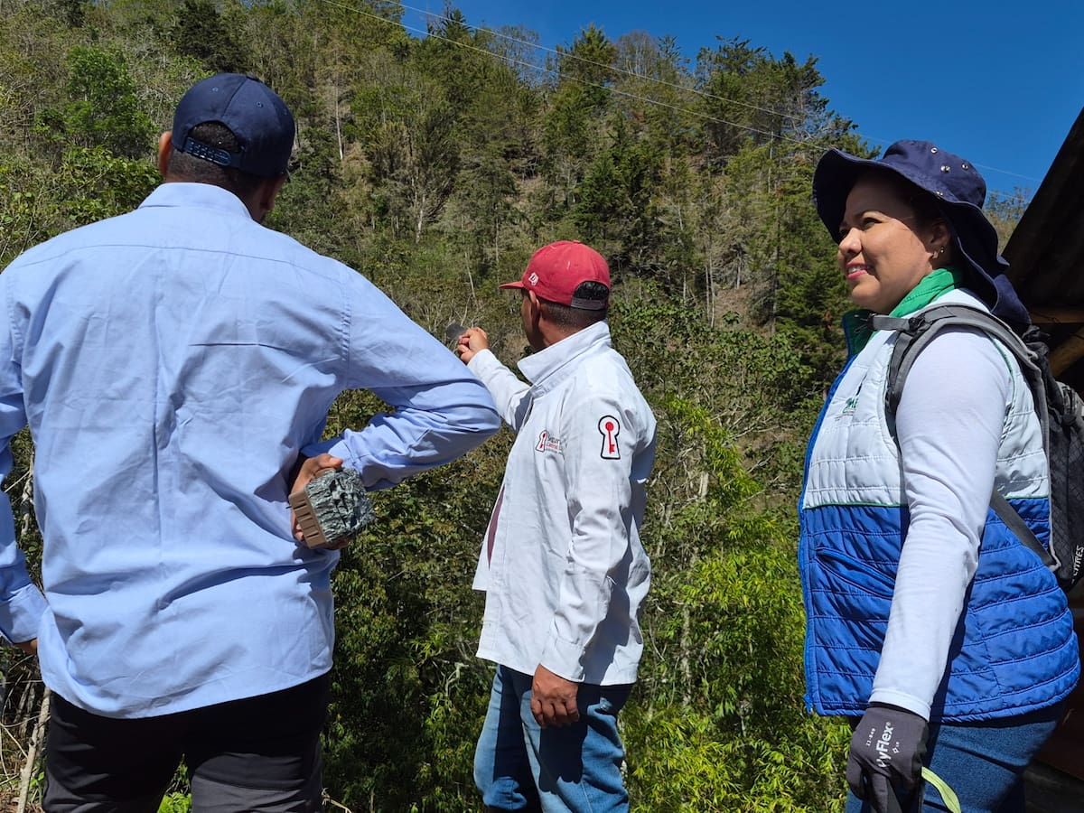 Funcionarios de la CDMB y Alianza Biocuenca ubicaron los equipos en predios de Tona donde se adelantan acuerdos de conservación con productores. Foto: Cortesía CDMB