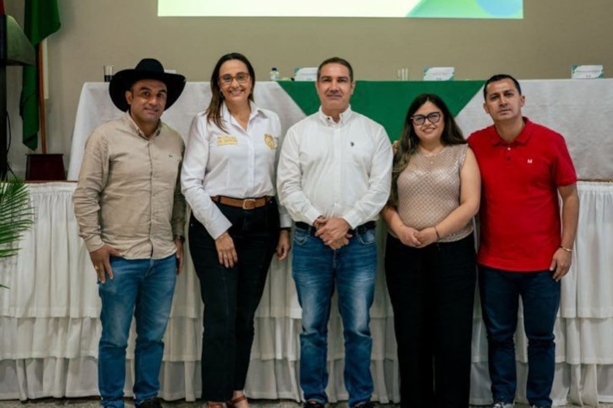 Jesús Gutiérrez, alcalde de Tona; Claudia Jaimes, alcaldesa (E) de Girón; Juan Carlos Reyes, director de la Cdmb; Angélica García, alcaldesa de Vetas; y Luis Alarcón, alcalde de El Playón. (Foto: suministrada / VANGUARDIA)