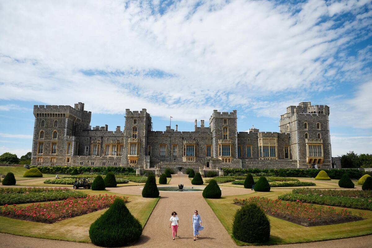 Dos visitantes recorren los jardines de la terraza del este del Castillo de Windsor en Londres, Reino Unido este jueves. (Fotos: EFE / VANGUARDIA