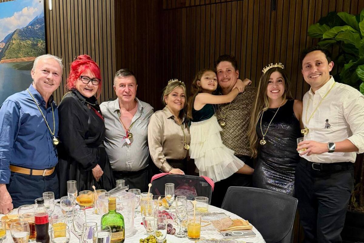 Aresio Lineros, Gloria Franco, Aldemar Alzate, Liliana Arbeláez, Lili Alzate, Adrián Alzate, Stephanie Alzate y Ricardo Andrés Lineros. Suministrada / VANGUARDIA