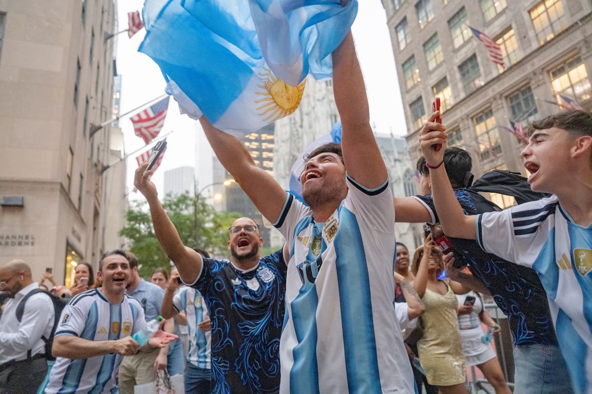 AME9626. NUEVA YORK (ESTADOS UNIDOS), 15/07/2026.- Aficionados celebran el triunfo de Argentina en las semifinales del Mundial de la FIFA 2026 frente a Inglaterra este miércoles, en la Quinta Avenida de Manhattan en Nueva York (EE.UU.). EFE/ Ángel Colmenares
