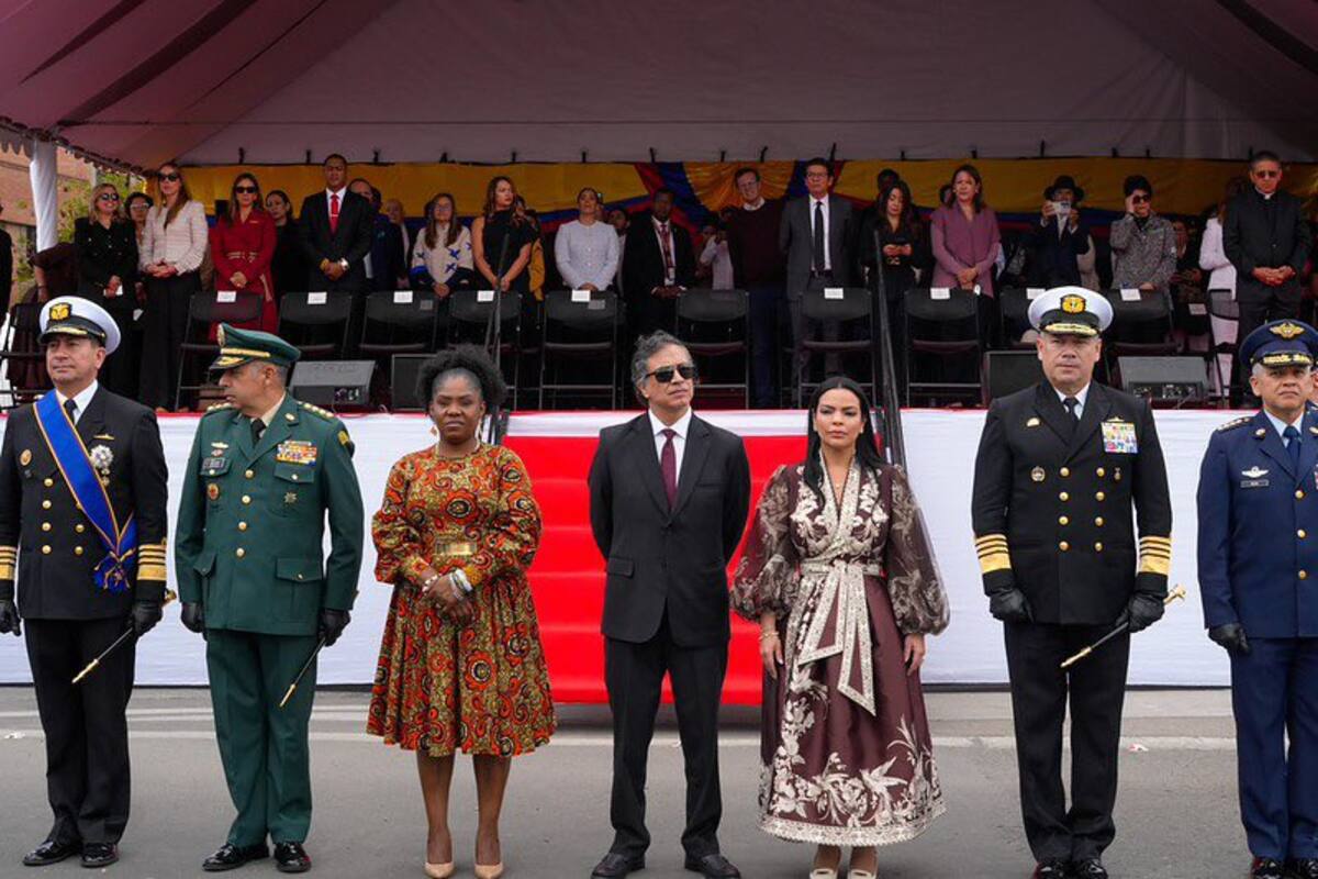 El presidente Gustavo Petro hizo su arribo al tradicional desfile del 20 de julio, conmemorando en esta oportunidad los 216 años del Grito de Independencia, una edición histórica del desfile que se desarrolla en el sur de la capital por convocatoria de su Gobierno.