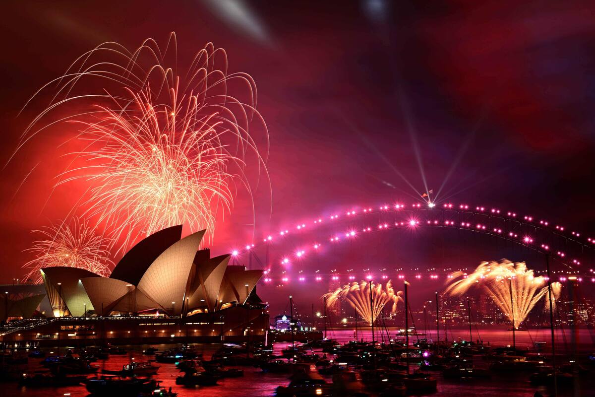 Fuegos artificiales iluminan el cielo sobre la Ópera y el Puente del Puerto durante las celebraciones del Año nuevo en Sydney, Australia. Foto: Agencia EFE