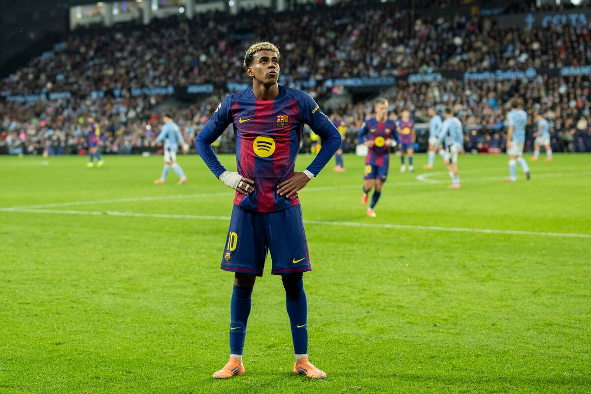 VIGO, 09/11/2025.- El delantero del FC Barcelona, Lamine Yamal, tras conseguir el tercer gol de su equipo durante el encuentro correspondiente a la jornada 12 de Laliga EA Sports que disputan hoy domingo Celta y FC Barcelona en el estadio de Balaidos, en la capital gallega. EFE / Brais Lorenzo.