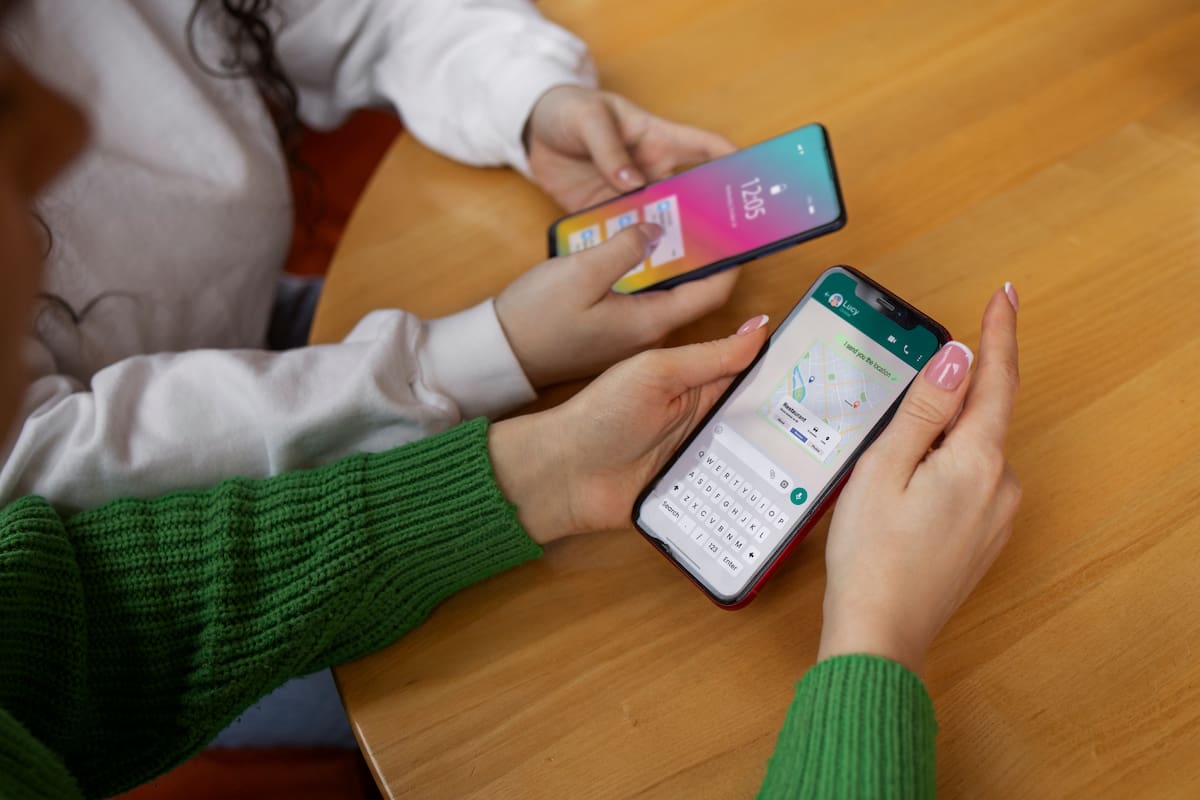 A pocos días de que Colombia vote en la primera vuelta presidencial, los delincuentes digitales se están valiendo de encuestas falsas por WhatsApp, videos manipulados con inteligencia artificial (deepfakes) y apps falsas para robar datos bancarios y personales.