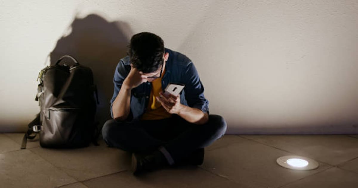 Según un estudio, dejar voluntariamente de usar el teléfono móvil durante tres semanas ha mejorado la calidad del sueño, reducido los síntomas de depresión y aumentado el bienestar mental de decenas de miles de adolescentes de Austria, Suiza, Alemania e Italia.