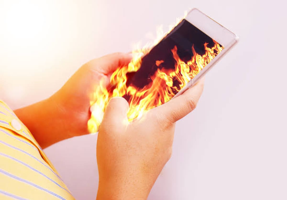 No se recomienda introducir un celular caliente en el refrigerador o congelador debido al riesgo de condensación por el cambio brusco de temperatura.