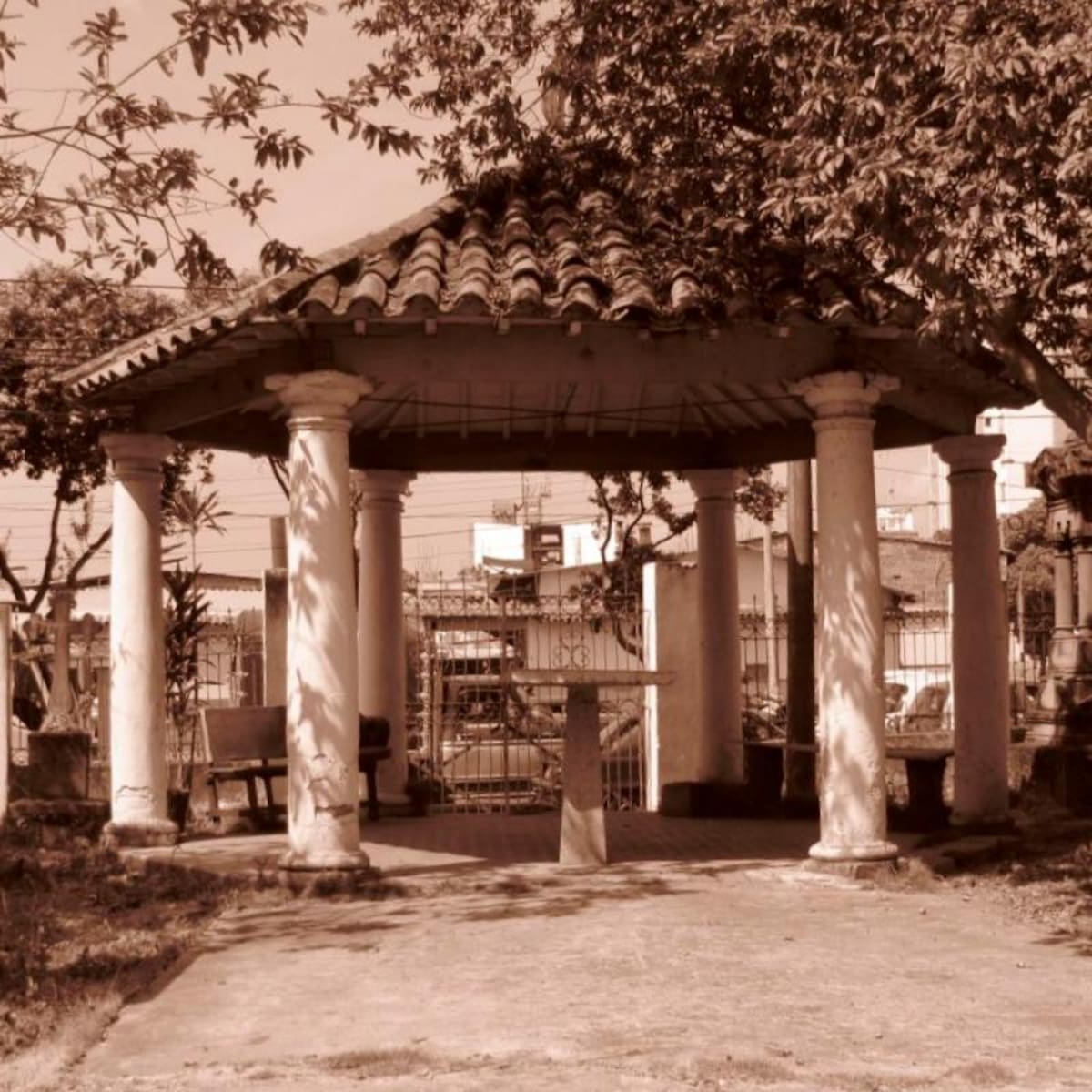 Estaba ubicado pasando la entrada principal del Cementerio Universal y conducía al pasillo central. (Foto suministrada: Sergio Armando Cáceres Mateus)