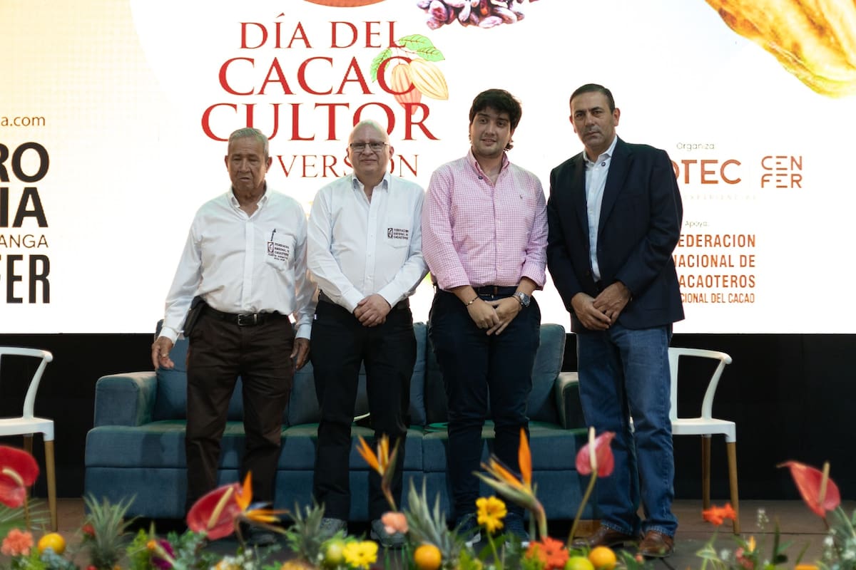 Presidente de la Junta Directiva Nacional de Cacaoteros, Isaac Álvarez; presidente Ejecutivo de la Federación Nacional de Cacaoteros, Eduard Baquero; gerente General SONOTEC, Jorge Andrés Joya Arango; y gobernador de Santander, Juvenal Díaz Mateus. (Foto suministrada / VANGUARDIA)