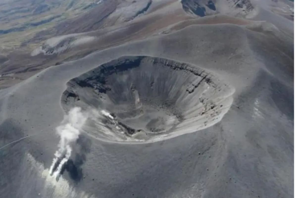 La Aerocivil adoptó restricciones temporales en el espacio aéreo del suroccidente de Colombia tras detectar ceniza volcánica asociada con la actividad del volcán Puracé. La medida busca garantizar la seguridad de las operaciones aéreas. Foto tomada de X.