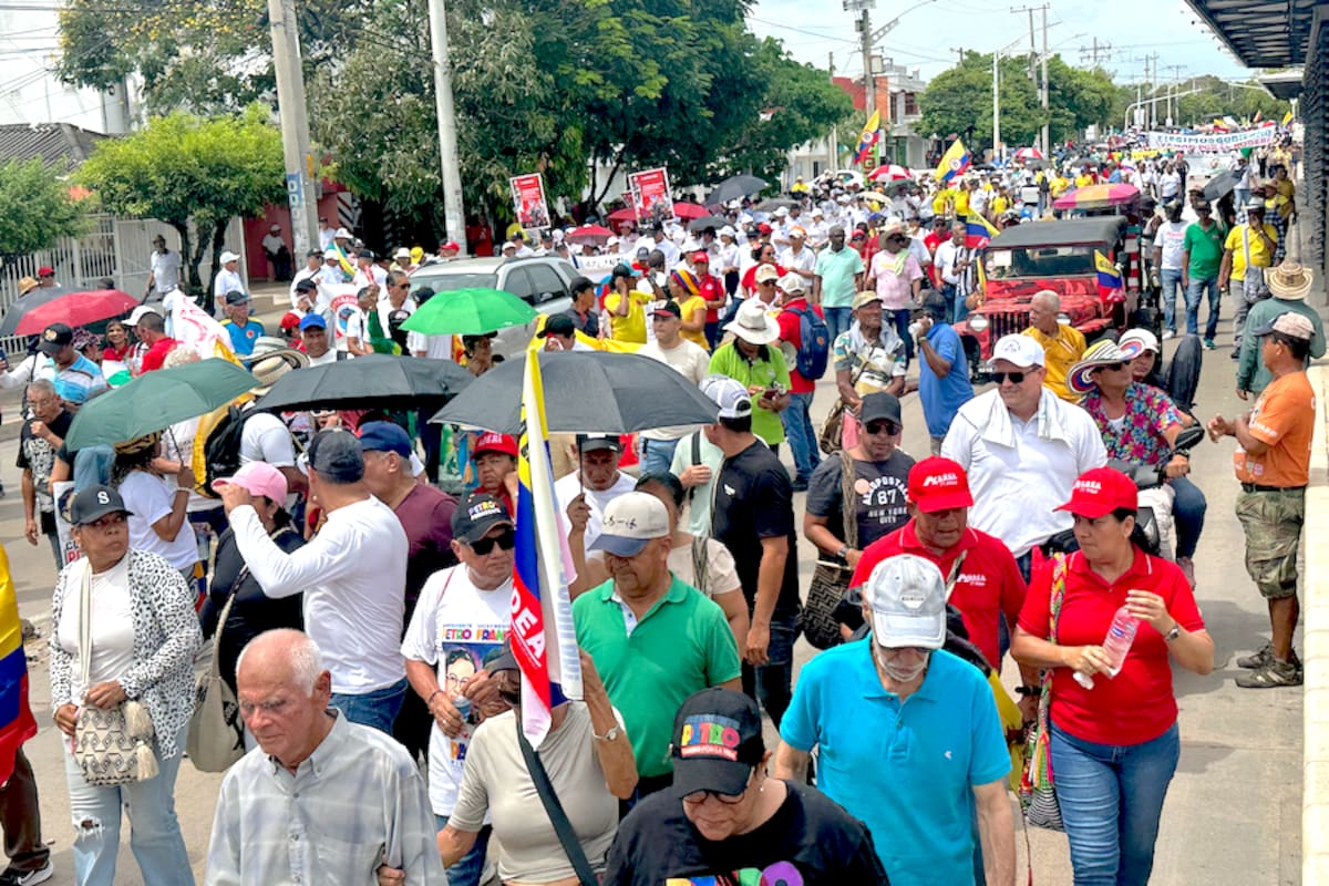 Centrales obreras convocan manifestaciones para defender el salario mínimo decretado para 2026