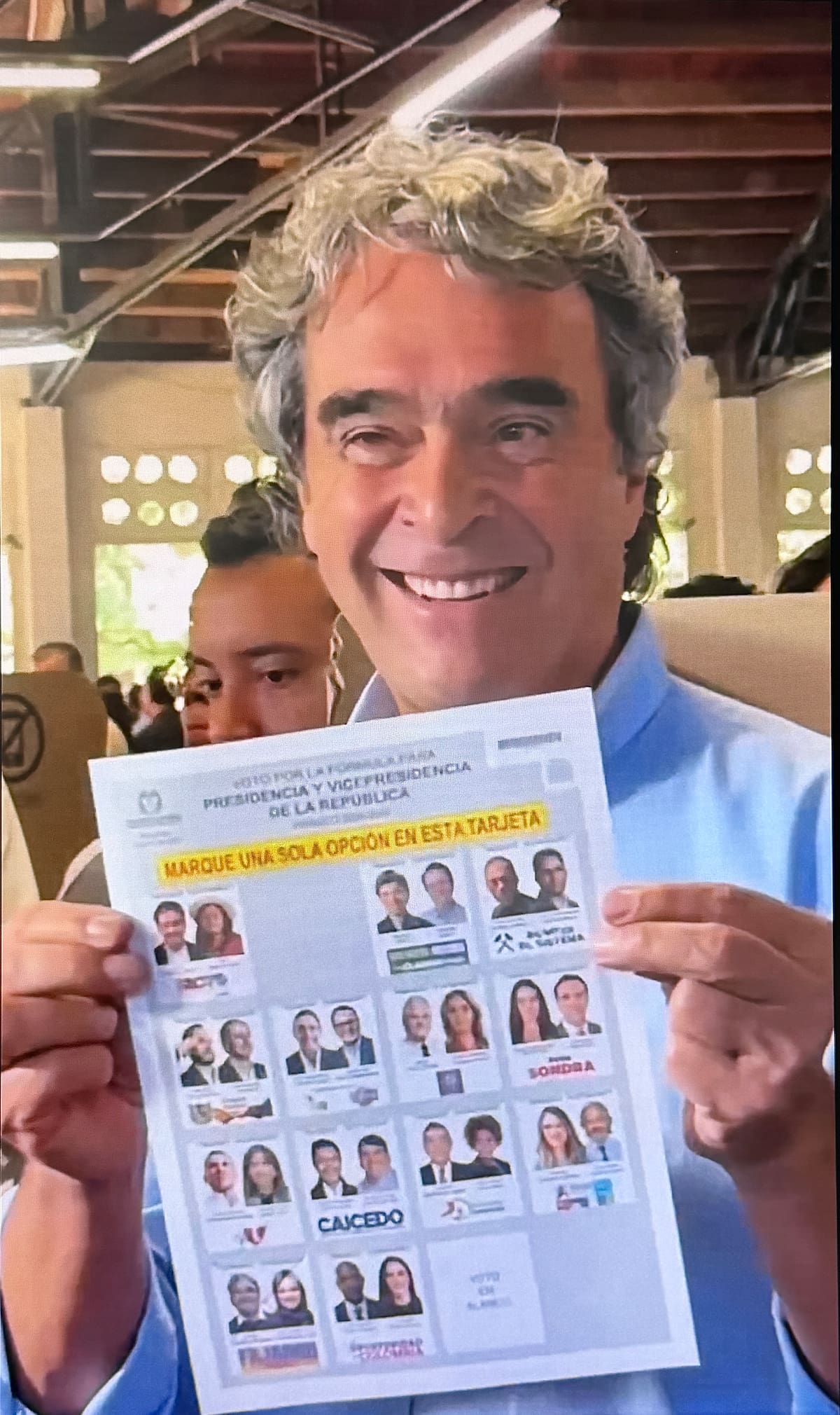 Captura de video tomado de la cuenta oficial en X @sergio_fajardo que muestra al candidato a la Presidencia de Colombia, Sergio Fajardo, sosteniendo el tarjetón electoral durante su votación este domingo en Medellín (Colombia). EFE/ @sergio_fajardo