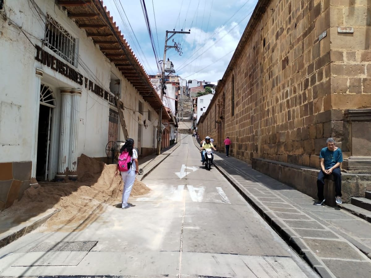 Sobre la calle 13 entre carreras 9 y 8, tambipen se adelanta una acción popular para aumentar la peatonalización.