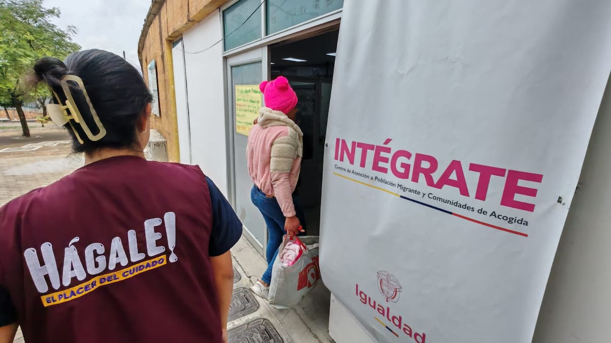 Migrantes y retornados acuden al Centro Intégrate para recibir orientación sobre regularización, Sisbén y asesoría jurídica. Desde el lunes 28 de septiembre, la atención será solo de medio día. Foto: Marco Valencia/Vanguardia.