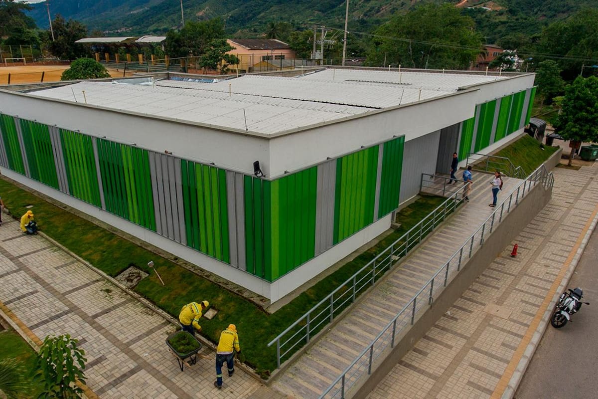 La semana pasada un grupo, conformado por usuarios del Isabu y por habitantes del sector, recorrió el recién construido Centro de Salud Café Madrid y conoció de primera mano y en detalle la dotación de este nuevo puesto de servicios médicos. (Foto: suministrada / VANGUARDIA)