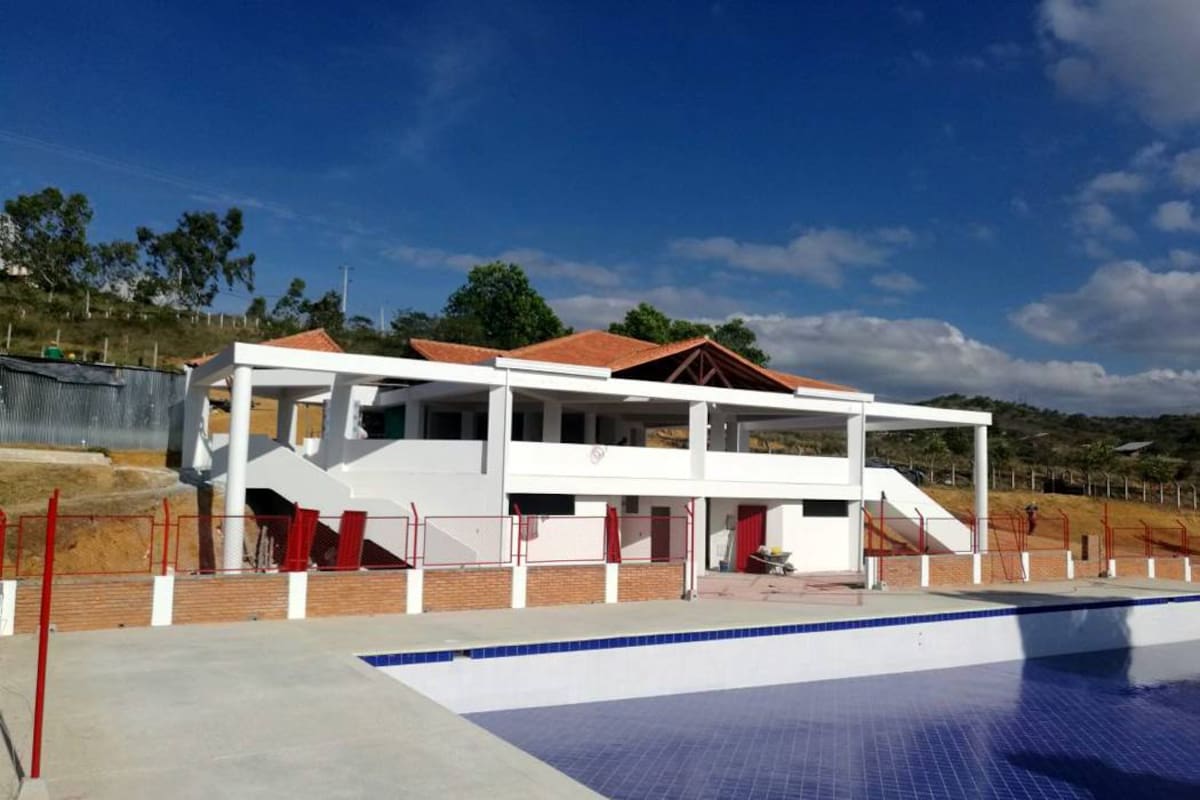 La reconstrucción del único escenario recreativo en Los Santos costó $1.200 millones. Se construyó un kiosco, baños y vestieres, dos piscinas y canchas sintética y múltiple. (Foto: Suministrada / VANGUARDIA LIBERAL)