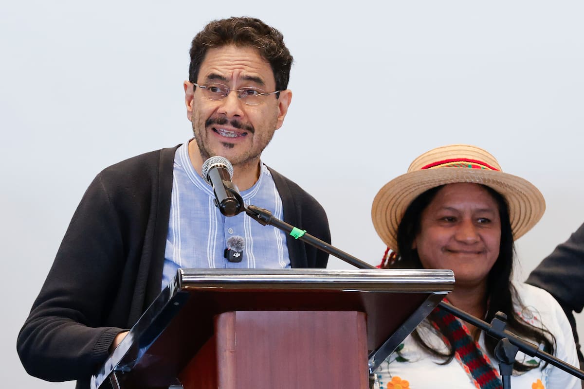 El candidato presidencial Iván Cepeda (i), del Pacto Histórico, habla junto a su compañera de fórmula, Aida Quilcué. //EFE/ Mauricio Dueñas Castañeda.