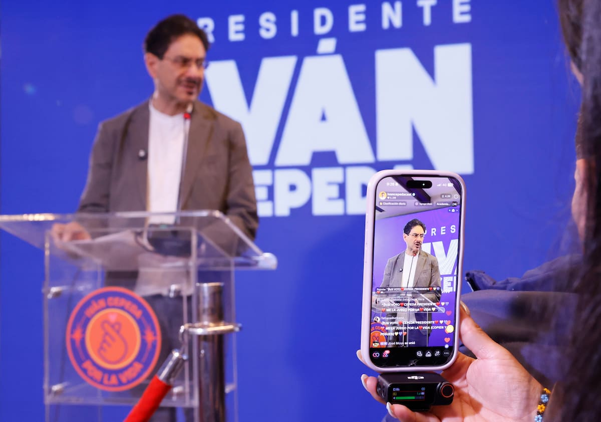 Una persona graba con su teléfono en una rueda de prensa del candidato a la Presidencia de Colombia Iván Cepeda este jueves, en Bogotá (Colombia).
