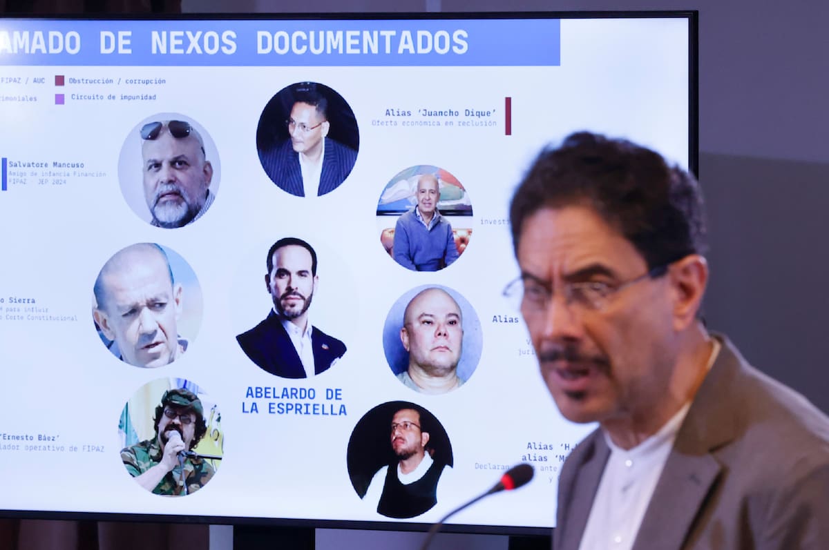 AME701. BOGOTÁ (COLOMBIA), 11/06/2026.- Fotografía que muestra una pantalla en una rueda de prensa del candidato a la Presidencia de Colombia Iván Cepeda este jueves, en Bogotá (Colombia). Cepeda anunció que denunciará penalmente a su rival Abelardo de la Espriella por los delitos de "concierto para delinquir agravado, financiación del terrorismo y enriquecimiento ilícito" y lo vinculó a grupos paramilitares. EFE/ Mauricio Dueñas Castañeda