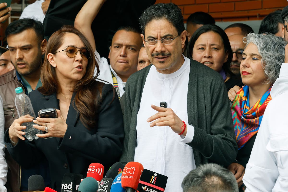 El candidato presidencial por el partido oficialista Pacto Histórico, Iván Cepeda (c), habla a sus seguidores después de votar este domingo en Bogotá (Colombia).