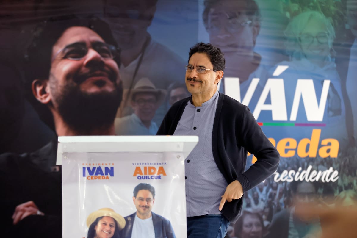 El candidato a la Presidencia de Colombia del partido Pacto Histórico, Iván Cepeda, fue captado este 1 de junio, durante una rueda de prensa, en Bogotá (Colombia). EFE/Carlos Ortega