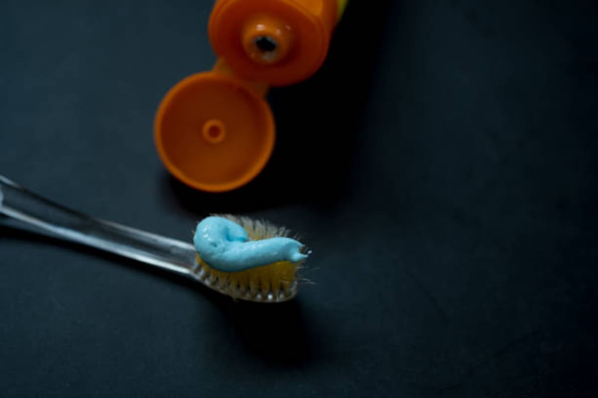 Un cepillo de dientes levantó las sospechas por caso de infidelidad.