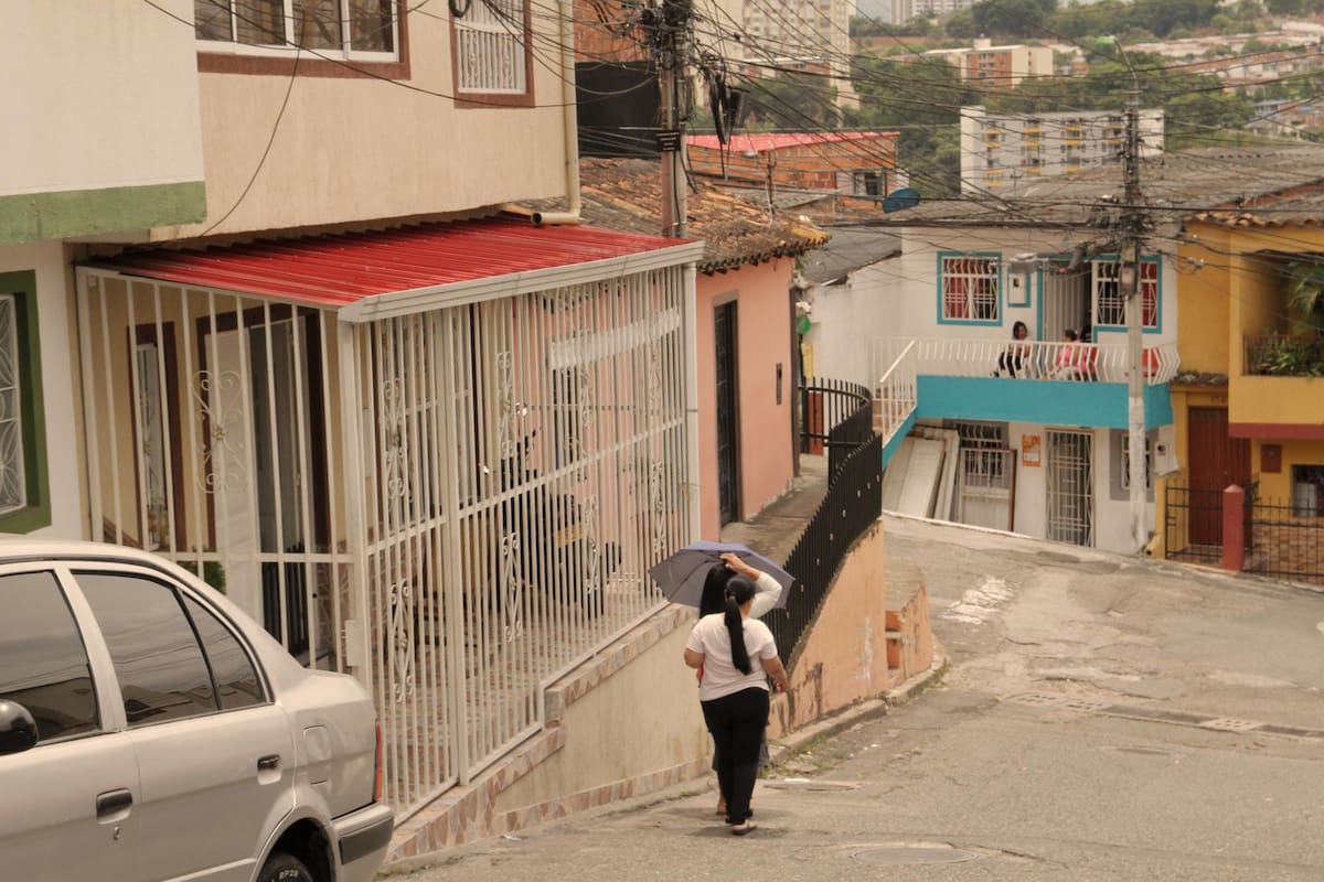 ¿Por qué están ‘desapareciendo’ los andenes? Tal y como se observa en este registro gráfico del barrio Bucaramanga, adscrito a la Comuna Suroccidente, algunos vecinos han optado por edificar o habilitar cercas sobre estas áreas peatonales. Así las cosas, los dueños de esos predios están violando lo que dice la ley. (Foto: Byron Pérez / VANGUARDIA)