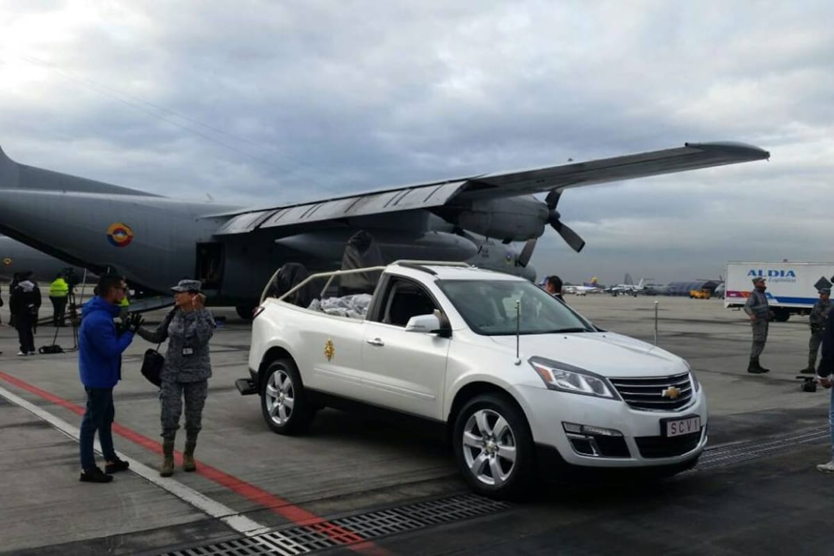 Tras un operativo para movilizar los dos papamóviles, partieron desde el aeropuerto de Catam en Bogotá a las ciudades donde el Santo Padre tendrá sus eventos. (Foto: Colprensa /VANGUARDIA LIBERAL )