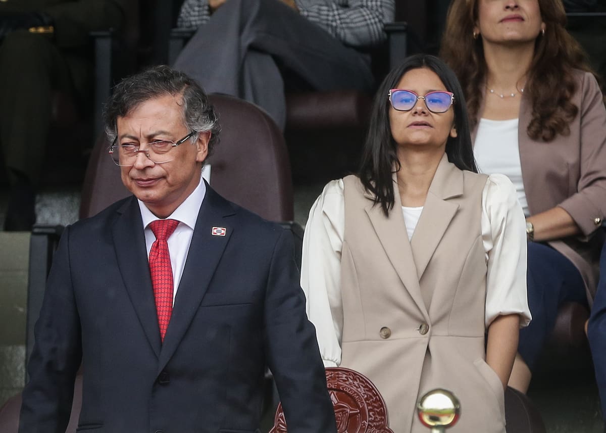 Bogotá. Junio 06 de 2025.En la Escuela de Cadetes de Policía 'General Francisco de Paula Santander' , con presencia del Presidente de la República de Colombia Gustavo Petro y su cúpula militar se realizó la ceremonia de ascenso al grado de Mayor General, del señor Director General de la Policía Nacional, Carlos Fernando Triana y la graduación del curso 121 de oficiales. En la foto: De izquierda a derecha Gustavo Petro Presidente de Colombia y Angie Lizeth Rodríguez Directora del DAPRE. (Colprensa - Catalina Olaya)