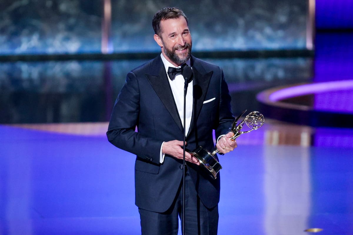 Noah Wyle recoge el Emmy al mejor actor en una serie dramática por su papel en 'The Pitt' durante la ceremonia de entrega de los Emmy celebrada en Los Ángeles, California, Estados Unidos. EFE/