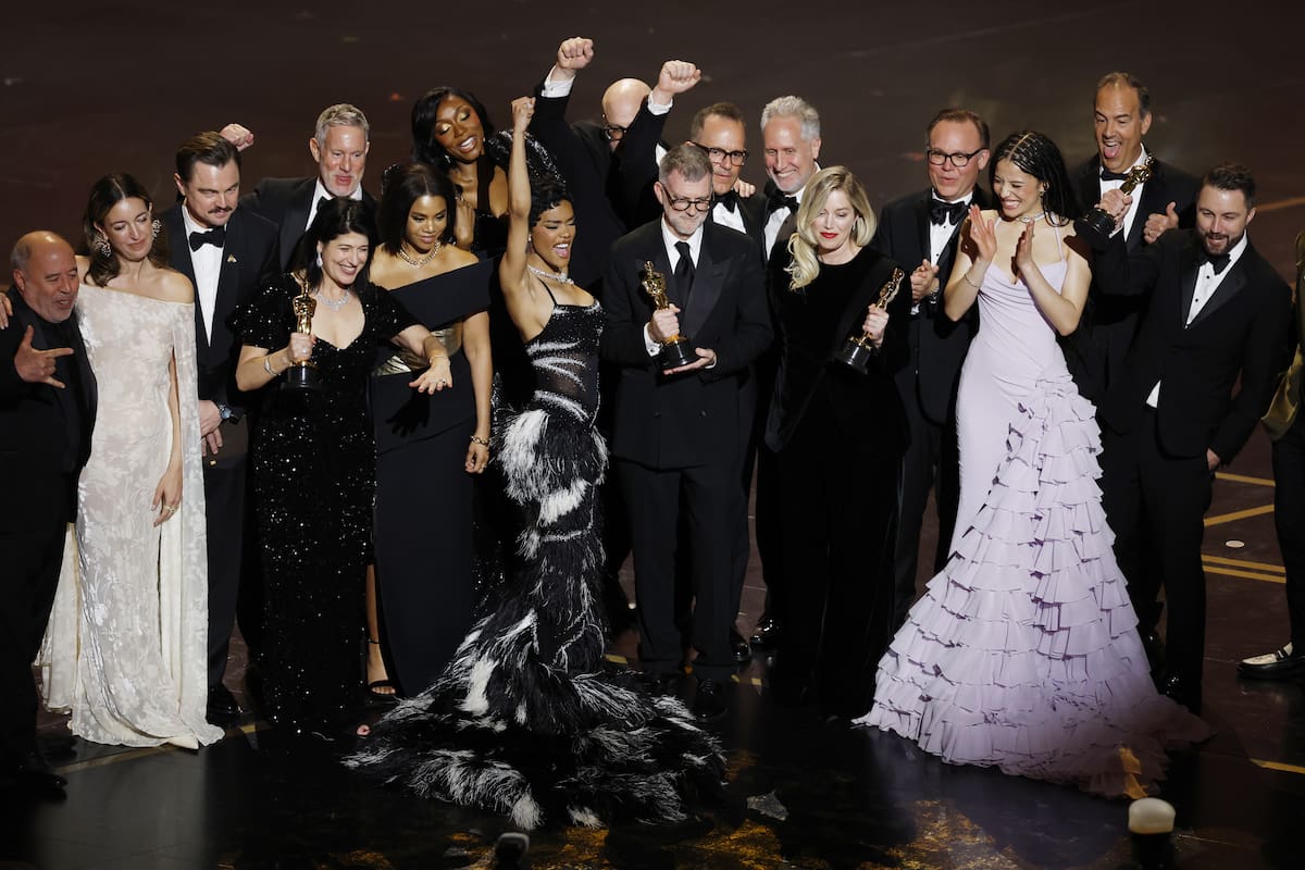 Paul Thomas Anderson y Sara Murphy celebran junto al reparto el premio Óscar de 'Una batalla tras otra' a la mejor película 2026 y se impone a 'Los pecadores'.